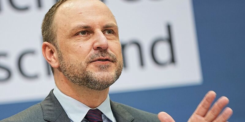 Terrorismus-Experte Neumann rät, mit Anschlagsgefahr rational umzugehen. (Archivbild) - Foto: Michael Kappeler/dpa