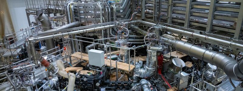 Monatelang wurde das Kernfusionsexperiment «Wendelstein 7-X» gewartet und wieder hochgefahren bevor in Kürze eine neue Experimentierphase startet. - Foto: Stefan Sauer/dpa