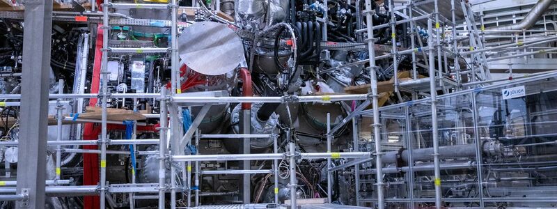 Vor der neuerlichen Experimentierphase wurden 20.000 Arbeitsstunden in die Wartung und Verbesserung der Experimentieranlage «Wendelstein 7-X» gesteckt. - Foto: Stefan Sauer/dpa