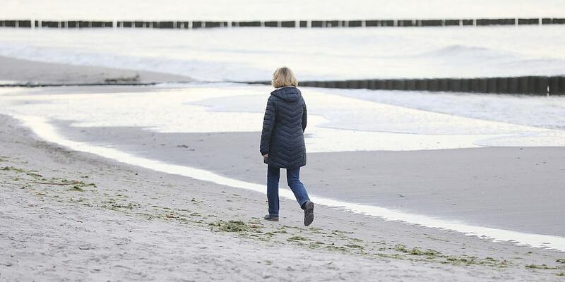 Eine Frau alleine am Strand (Archiv) - Foto: über dts Nachrichtenagentur