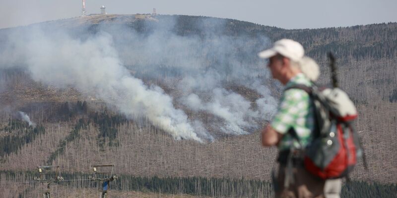  Bis zur Dunkelheit soll weiter gelöscht werden - vorerst.  - Foto: Matthias Bein/dpa