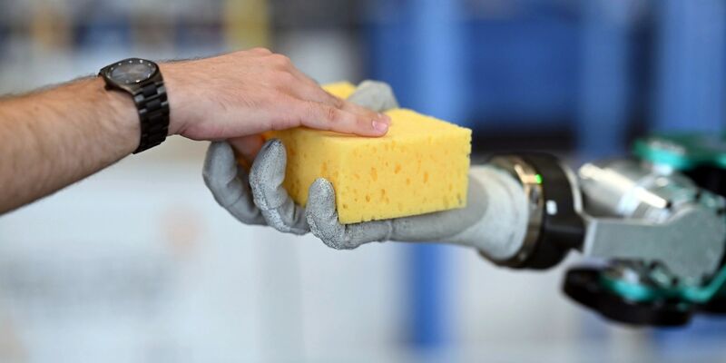 Die Menschen in Deutschland stehen einen Einsatz von Robotern im Gesundheitswesen vergleichsweise offen gegenüber (Symbolbild). - Foto: Uli Deck/dpa