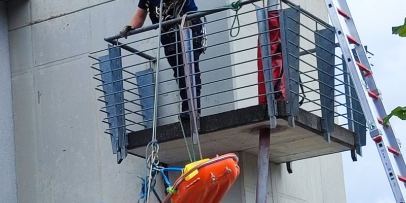 POL-Einsatz: Aktuelle Übung: Polizeihubschrauberstaffel und Höhenretter der Berufsfeuerwehr Stuttgart üben am Steinbruch Erkenbrechtsweiler - Foto: presseportal.de