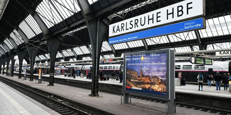 Der mutmaßliche Täter des Angriffes am Hauptbahnhof in Karlsruhe ist weiter auf der Flucht. (Symbolbild) - Foto: Uli Deck/dpa