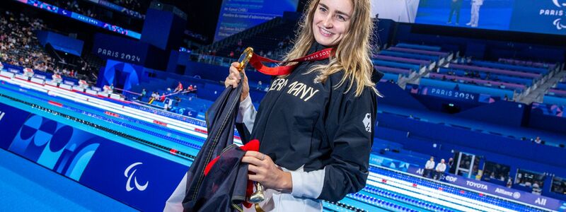 Schwimmerin Elena Semechin hat Gold gewonnen und darf die deutsche Fahne tragen. - Foto: Jens Büttner/dpa