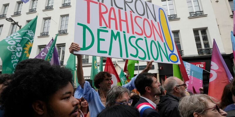 Auch der Anführer der Linkspartei, Jean-Luc Melenchon (M), nimmt an der Demonstration in Paris teil. - Foto: Michel Euler/AP/dpa