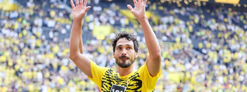 Mats Hummels wurde vor der Dortmunder Südkurve gefeiert - Foto: Christoph Reichwein/dpa