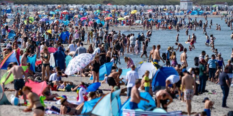 Die Strände waren überfüllt. - Foto: Stefan Sauer/dpa