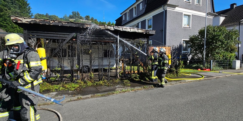 FW-AR: Brand einer Hecke greift auf Carport über - Foto: presseportal.de