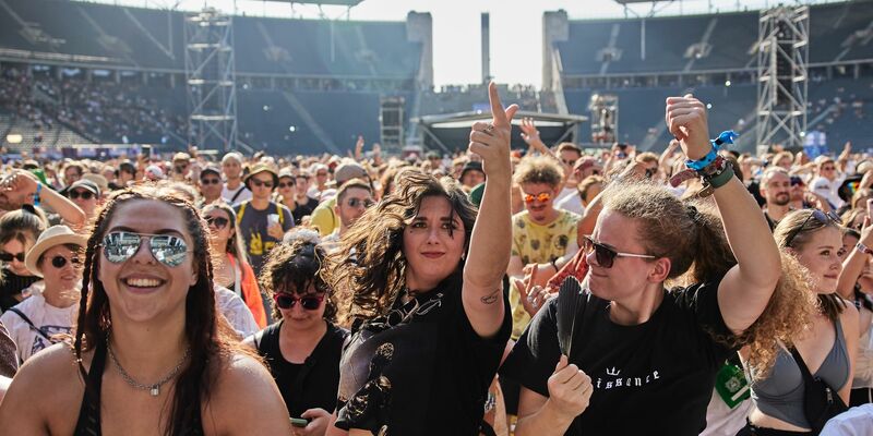 Die Temperaturen lagen zum Auftakt des Festivals bei mehr als 30 Grad. - Foto: Joerg Carstensen/dpa