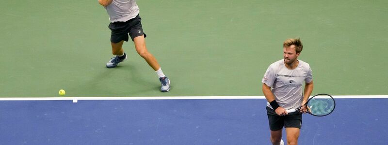 Tim Pütz (r) und Kevin Krawietz werden für die Final-Teilnahme bei den US Open geehrt. Max Purcell (l) und Jordan Thompson freuen sich über die Siegertrophäe. - Foto: Pamela Smith/AP/dpa