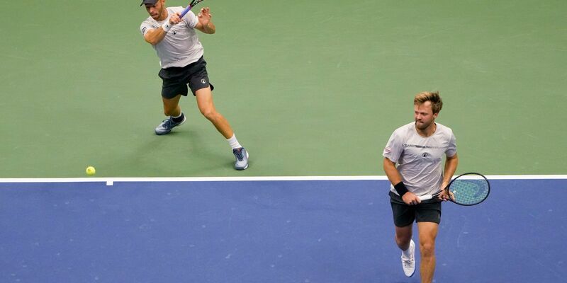 Tim Pütz (r) und Kevin Krawietz werden für die Final-Teilnahme bei den US Open geehrt. Max Purcell (l) und Jordan Thompson freuen sich über die Siegertrophäe. - Foto: Pamela Smith/AP/dpa