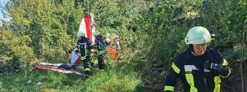 In diesem Wrack eines Kleinflugzeugs ist am Morgen in Gütersloh der 67 Jahre alte Pilot ums Leben gekommen. - Foto: Andreas Eickhoff/dpa