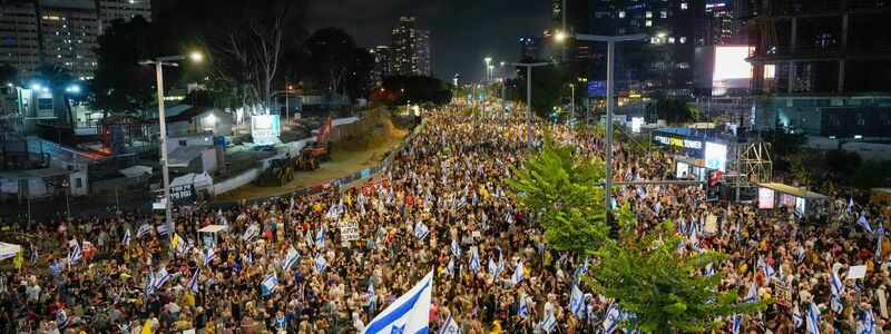 Trotz andauernder Massenproteste hält Israels Regierung an ihrem Kurs fest. - Foto: Ariel Schalit/AP/dpa