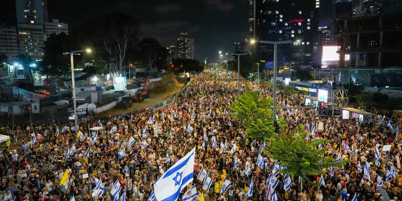 Zehntausende Menschen gingen in Tel Aviv und anderen israelischen Städten auf die Straße, um die Regierung zum Abschluss eines Geisel-Deals zu drängen.  - Foto: Ariel Schalit/AP/dpa