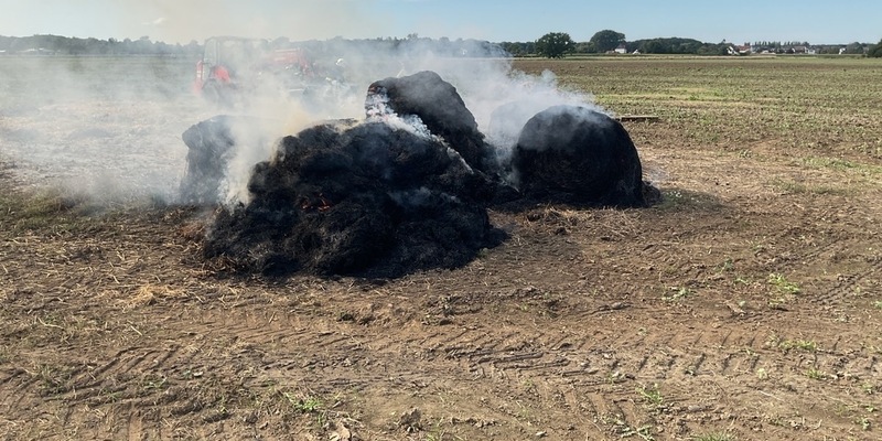 FW-DO: Feuer in Dortmund-Asseln Brand mehrerer Strohballen auf einem Feld - Foto: presseportal.de