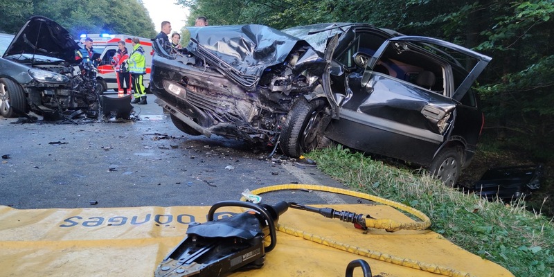 FW Celle: Schwerer Verkehrsunfall mit 8 betroffenen Personen - Foto: presseportal.de