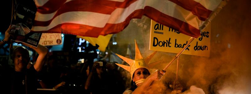 Kritiker halten den Druck auf die Regierung aufrecht.  - Foto: Leo Correa/AP/dpa