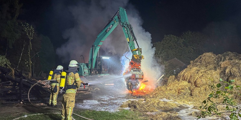 FW Osterholz-Scharm.: 10stündiger Einsatz in Ohlenstedt - Feuerwehr kann Übergreifen der Flammen auf Nachbargebäude verhindern - Foto: presseportal.de