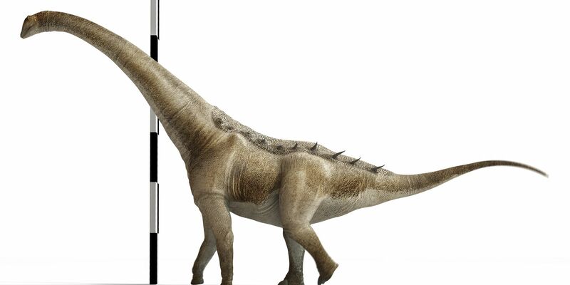 Die Romanfiguren Don Quichotte und sein Gehilfe Sancho Pansa sind in dieser Illustration neben dem neu entdeckten Dinosaurier zu sehen. - Foto: Gbe-Uned/dpa