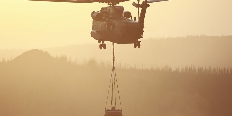 Die Brandbekämpfung am Brocken dauert weiter an, auch mit Unterstützung von Hubschraubern (Foto aktuell). - Foto: Matthias Bein/dpa