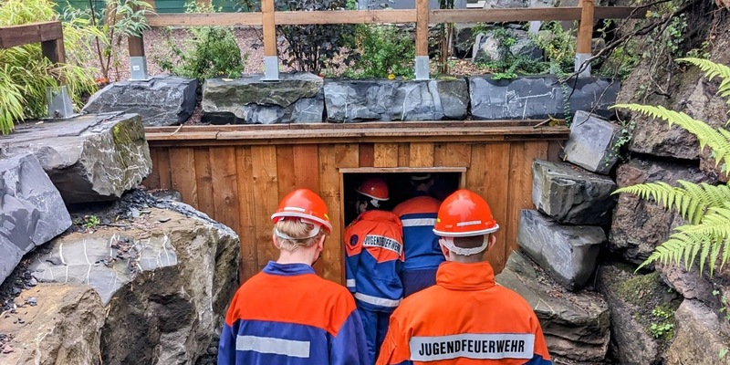 FW-AR: Zug 1 der Jugendfeuerwehr übt an Herdringer Freilichtbühne - Foto: presseportal.de