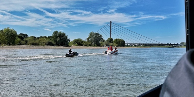 FW-NE: Manövrierunfähiger Jetski auf dem Rhein | Sicher in den Hafen geschleppt - Foto: presseportal.de