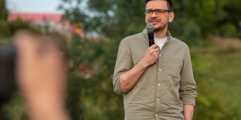 Ilja Jaschin bei einer Veranstaltung im Berliner Mauerpark kurz nach seiner Freilassung. Dort betonte er seine Solidarität mit der Ukraine. (Archivbild) - Foto: Christophe Gateau/dpa