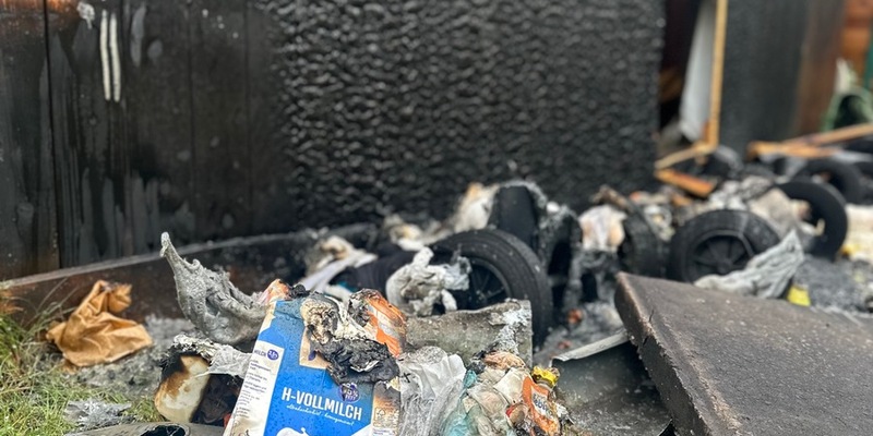 FW-OLL: Außenfassade von Schuppen brennt - Feuerwehr verhindert übergreifen - Foto: presseportal.de