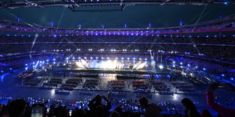 Die Abschiedszeremonie in Paris hat begonnen. - Foto: Julian Stratenschulte/dpa