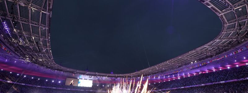 Die Abschiedszeremonie im Stade de France hat begonnen. - Foto: Jens Büttner/dpa