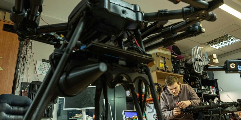 Ukrainische Kampfdrohnen haben Medienberichten zufolge ein Munitionsdepot in Nordwestrussland getroffen. (Archivbild) - Foto: Evgeniy Maloletka/AP/dpa