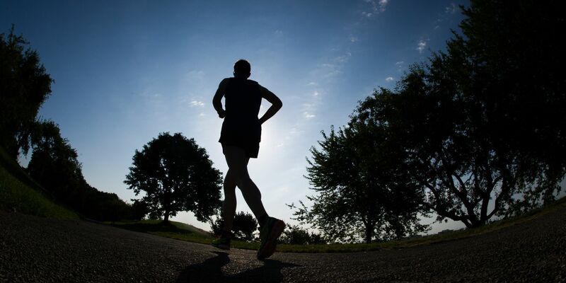 Krebsforschungs- und hilfeorganisationen wollen Menschen zu mehr Bewegung animieren - und verweisen auf die Präventionswirkung von regelmäßigem Sport. (Illustration) - Foto: picture alliance / dpa