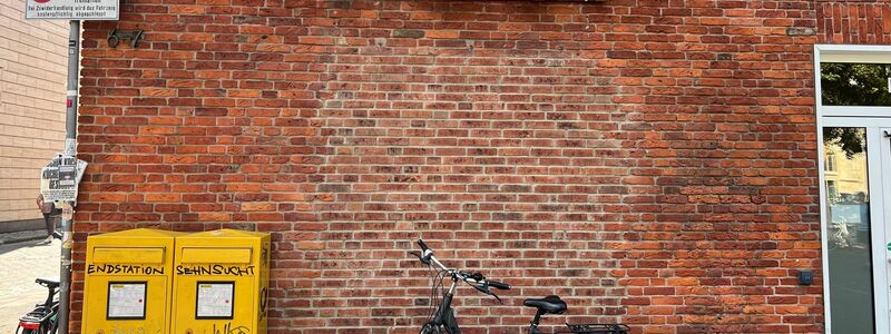 Ein Fahrrad steht vor einer Filiale der Postbank, die als Postfiliale fungiert. Anderswo in Deutschland gibt es keine Postfilialen, obwohl es sie einer staatlichen Vorschrift zufolge geben müsste. - Foto: Wolf von Dewitz/dpa