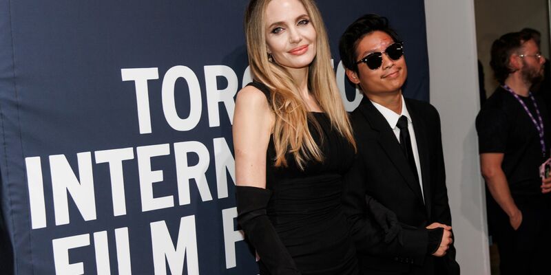 Jolie bedankt sich für Auszeichnung mit einem Appell an Zuschauer und Künstler.  - Foto: Cole Burston/The Canadian Press via AP/dpa