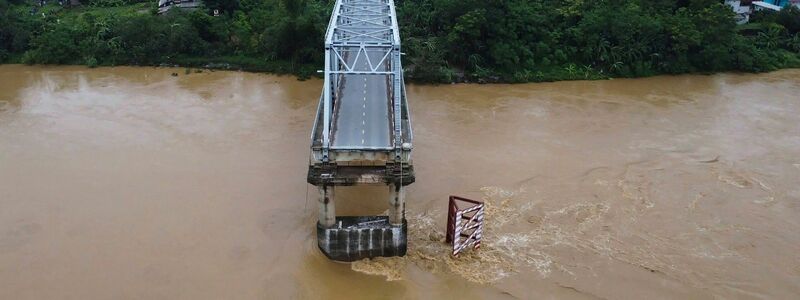 Die Brücke stürzte Augenzeugen zufolge ganz plötzlich ein. - Foto: Bui Van Lanh/VNA/AP/dpa