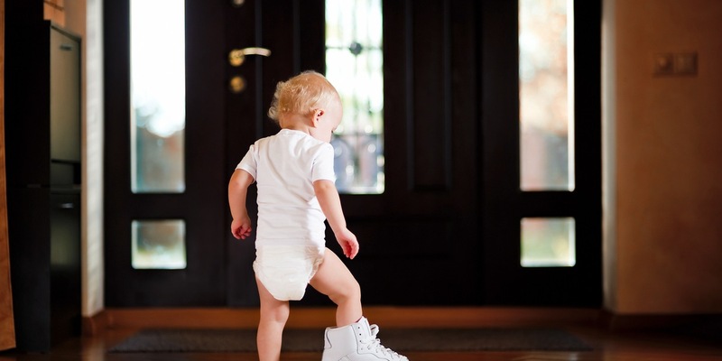 Kinderschuhe: Darauf sollten Eltern achten / Kleine Füße wachsen manchmal rasend schnell / Wichtig, dass sie in den passenden Schuhen stecken - Foto: presseportal.de