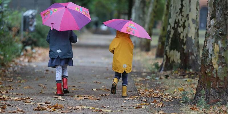Zwei Kleinkinder bei Herbstanfang (Archiv) - Foto: über dts Nachrichtenagentur