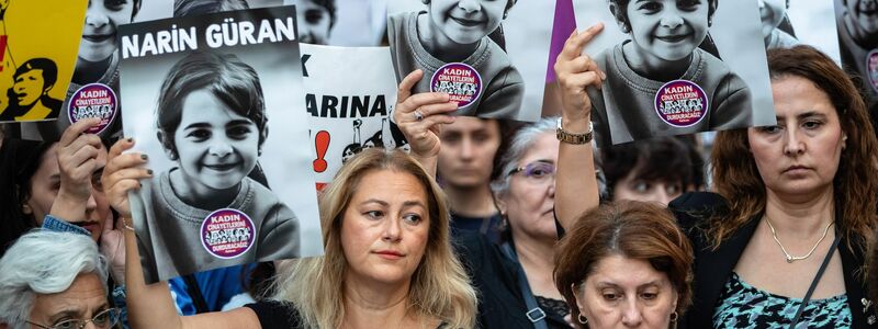 Der Tod der achtjährigen Narin erschüttert die Türkei, Menschen demonstrieren deswegen (Foto aktuell). - Foto: Onur Dogman/SOPA Images via ZUMA Press Wire/dpa