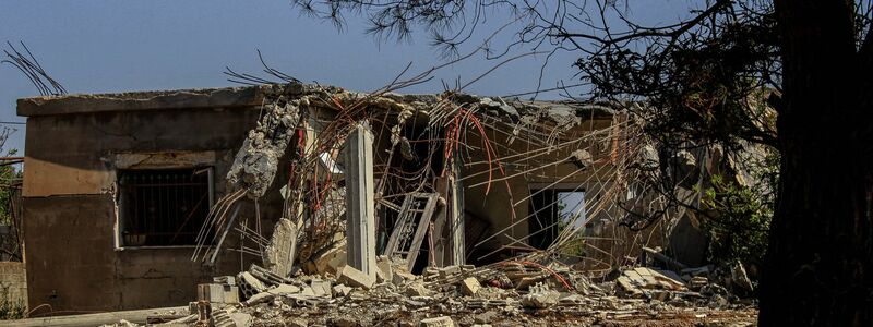 Die israelische Luftwaffe setzte ihre massiven Luftangriffe auf Hisbollah-Ziele im Libanon fort. Getroffen wurden erneut auch die Hauptstadt Beirut, wo es schwere Zerstörungen gab. - Foto: stringer/dpa