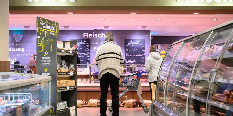 Die Supermarktketten suchen Tausende Beschäftigte für ihre Bedientheken mit Fleisch, Wurst und Käse. - Foto: Sebastian Gollnow/dpa