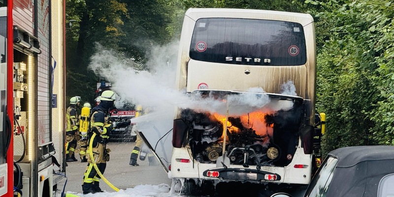 FW-E: Brennender Reisebus - Menschenrettung konnte anfangs nicht ausgeschlossen werden - Foto: presseportal.de
