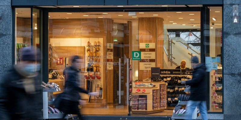 Der Schuhhändler Deichmann interessiert sich für die Schuh-Markenrechte von Esprit. (Archivbild) - Foto: Monika Skolimowska/dpa