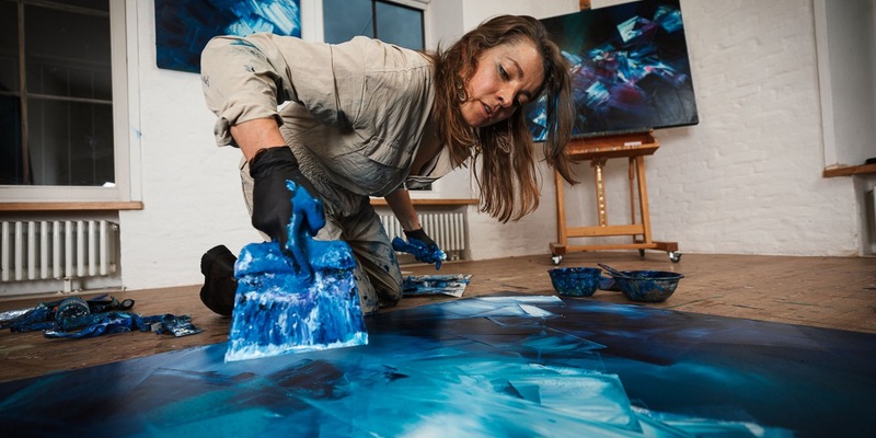 Ausstieg aus der Leistungsgesellschaft: Rebecca Gischel wechselt vom IT-Profi zur erfolgreichen Künstlerin und inspiriert zum Umdenken - Foto: presseportal.de