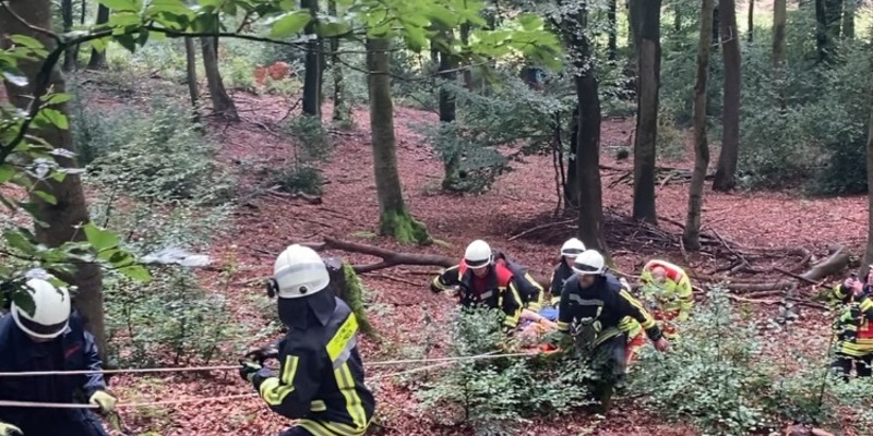 FW-EN: Aufwändiger Rettungseinsatz nach Treckerunfall im Wald - Foto: presseportal.de