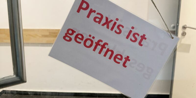 Ein Großteil der Menschen in Deutschland ist gesetzlich krankenversichert. (Symbolbild) - Foto: Peter Kneffel/dpa