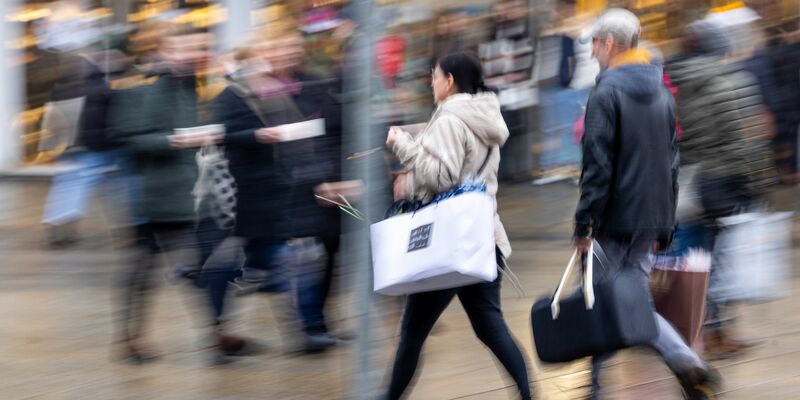 Laut der Studie des IFH Köln ist die Verunsicherung der Verbraucher zurückgegangen. - Foto: Michael Reichel/dpa