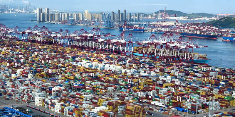 Im Hafen der chinesischen Stadt Qingdao herrscht viel Betrieb. Chinas Exporte legen zu. - Foto: Li Ziheng/XinHua/dpa