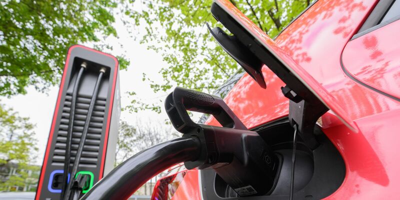 In der EU hatte 2023 nur jedes siebte neu zugelassene Auto einen Elektroantrieb. - Foto: Julian Stratenschulte/dpa