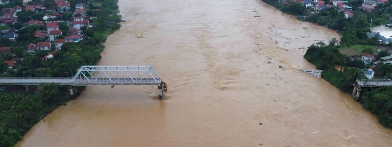 Nördlich von Hanoi stürzte eine vielbefahrene Brücke in den Roten Fluss, der sich wegen des Unwetters in einen reißenden Strom verwandelt hatte.  - Foto: Bui Van Lanh/VNA/AP/dpa